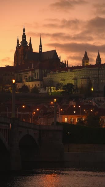 Ландшафт Річкою Влтава Собором Святого Віта Заході Осені Празі Чехія — стокове відео