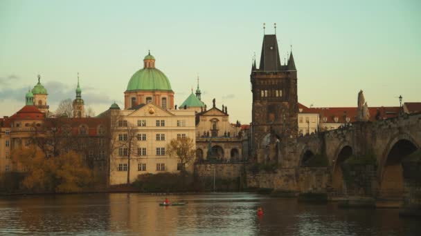Ландшафт Рекой Влтава Карловым Больше Вечером Осенью Праге Чехия — стоковое видео