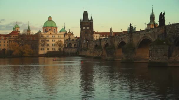 Ландшафт Річкою Влтава Карлов Найчастіше Ввечері Восени Празі Чехія — стокове відео