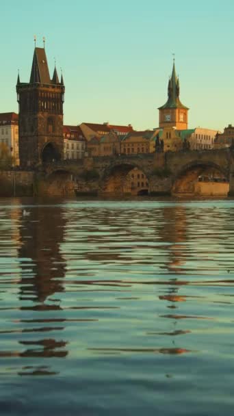 ヴルタヴァ川とカルロフとの風景ほとんどの秋の夕方にプラハ チェコ共和国 — ストック動画