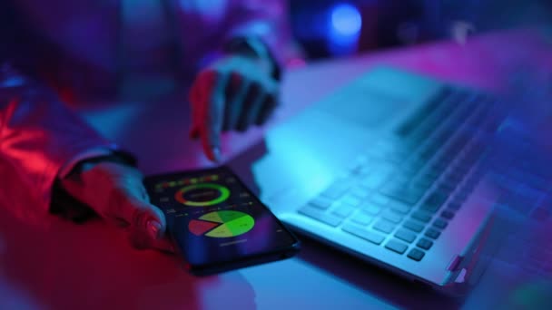 Neonowe Metaforyczne Futurystyczne Pojęcie Zbliżenie Biznes Kobieta Laptopem Pomocą Smartfona — Wideo stockowe