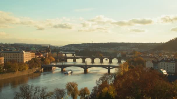 Τοπίο Vltava Ποταμού Karlov Περισσότερο Και Βάρκα Βράδυ Φθινόπωρο Στην — Αρχείο Βίντεο