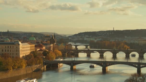 Τοπίο Vltava Ποταμού Charles Bridge Και Βάρκα Βράδυ Του Φθινοπώρου — Αρχείο Βίντεο