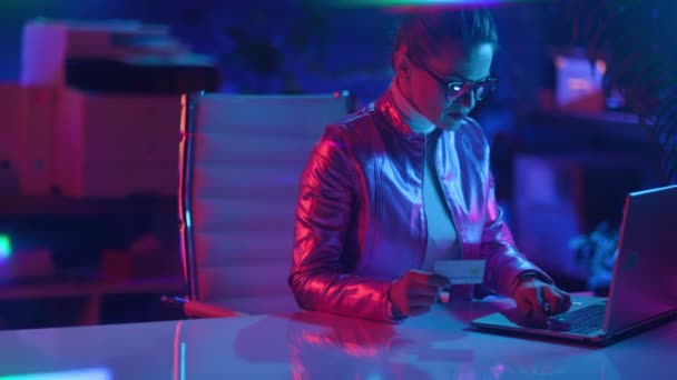 Neon Metaverse Futuristiska Koncept Trendig Kvinna Glasögon Med Kreditkort Med — Stockvideo