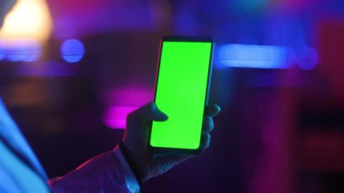 Neon metaevren fütüristik konsepti. akıllı telefonlu, boş yeşil ekranlı modern kadın..