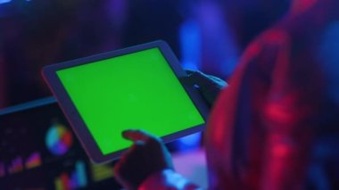 Modern ofiste dijital tabletli ve yeşil ekranlı modern iş kadını tarafından görüldü..