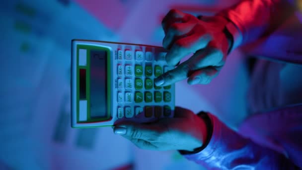 Вид Зверху Сучасну Жінку Калькулятором — стокове відео