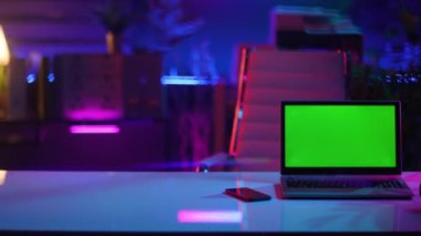 Neon metaevren fütüristik konsepti. Masalı modern ofis, laptop boş ekran ve vr kulaklık.