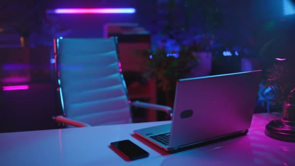 Neon Metaverse Futuristic Concept Modern Office Desk Laptop Virtual Reality — Stockvideo