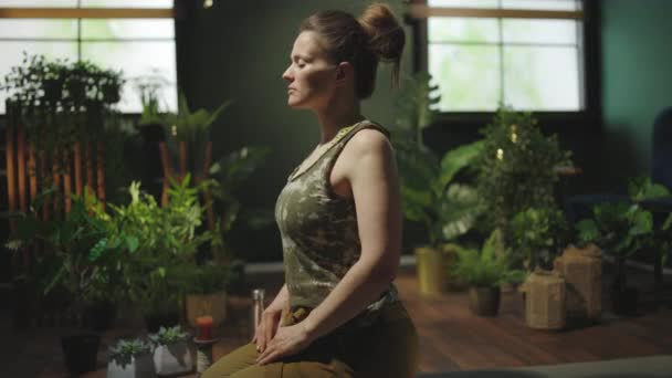 Modern Housewife Modern Green House Doing Yoga — Stock Video