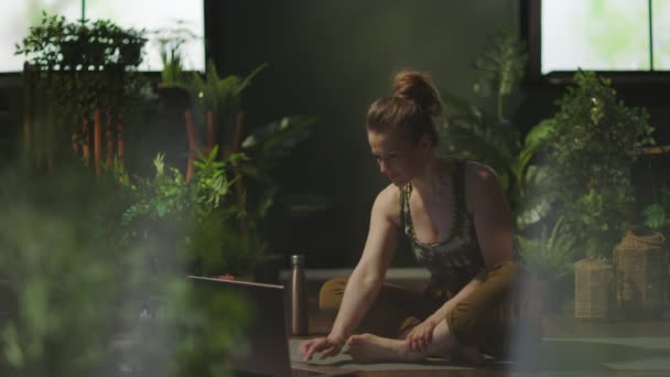 Lächelnd Stilvolle Jährige Frau Mit Laptop Beim Yoga Modernen Grünen — Stockvideo