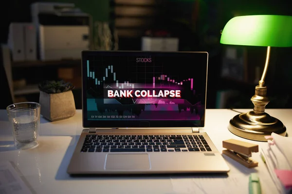 Schreibtisch Mit Laptop Mit Bankenkollaps Bildschirm Der Nacht Modernen Büro — Stockfoto