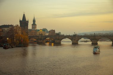 Vltava nehri, en çok Karlov ve sonbaharda Prag, Çek Cumhuriyeti 'nde günbatımında tekne manzarası.