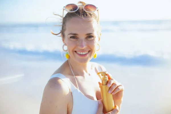 Retrato Mujer Moderna Sonriente Traje Baño Blanco Playa Usando Spf — Foto de Stock