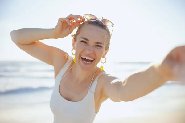 Sonriente Mujer Elegante Traje Baño Blanco Playa Tomando Selfie — Foto de Stock