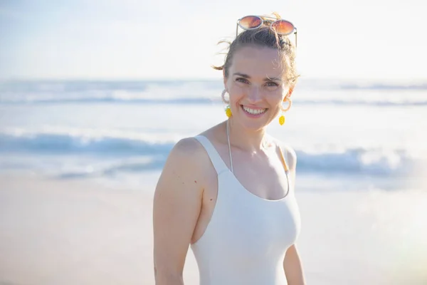 Sahilde Beyaz Plaj Elbiseli Mutlu Orta Yaşlı Kadın Portresi — Stok fotoğraf