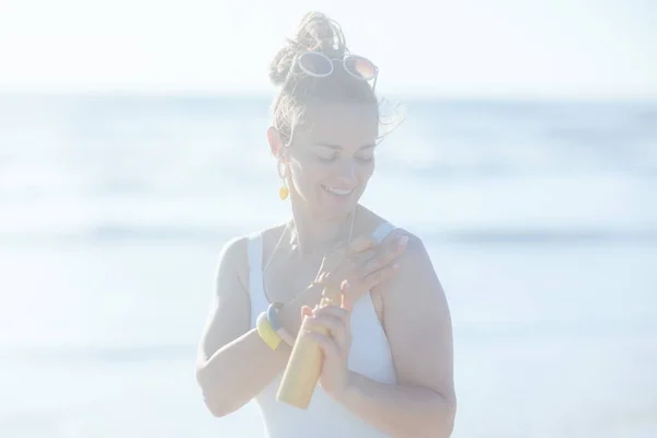 Счастливая Современная Женщина Белых Купальниках Пляже Солнцезащитным Кремом — стоковое фото