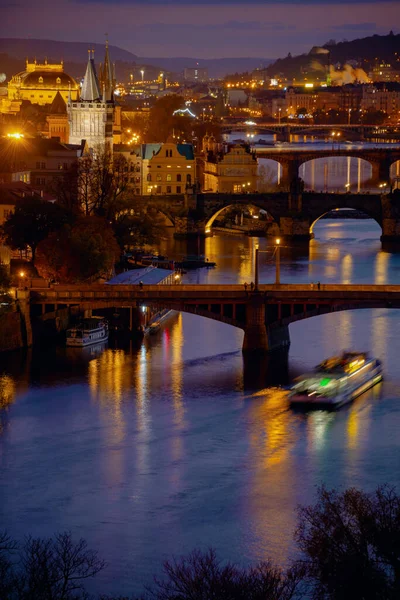位于捷克共和国布拉格的Vltava河 Karlov最多的风景和夜晚的小船 — 图库照片