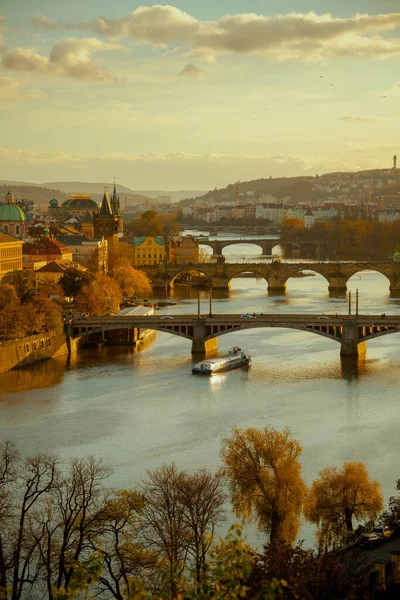 Τοπίο Vltava Ποταμού Karlov Περισσότερο Και Βάρκα Βράδυ Φθινόπωρο Στην — Φωτογραφία Αρχείου