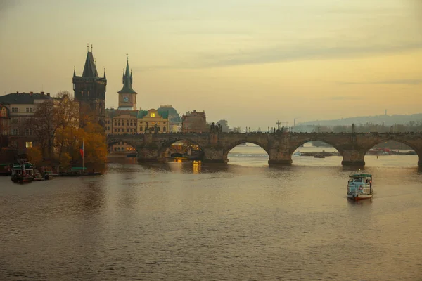 位于捷克共和国布拉格的Vltava河畔的风景 以及秋天日落时分的小船 — 图库照片