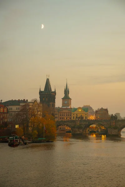 チェコ共和国プラハの秋の日没時にヴルタヴァ川とカルロヴィ ヴァリの風景 — ストック写真