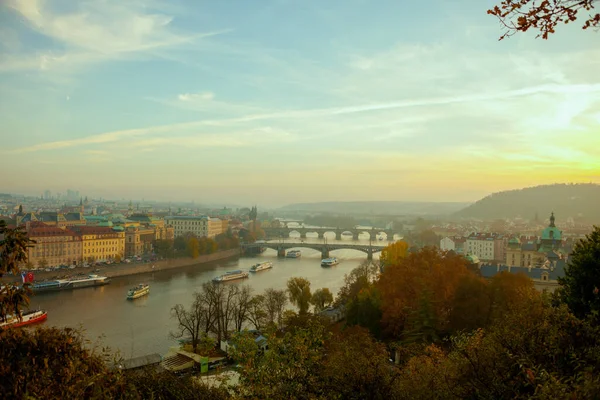 Landschaft Mit Moldau Karlsbrücke Und Boot Bei Sonnenuntergang Herbst Prag — Stockfoto