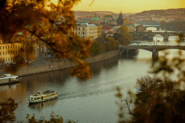 ヴルタヴァ川 カルロフ川のほとんどと日没でボートと風景はプラハ チェコ共和国の秋に葉を通して撮影 — ストック写真