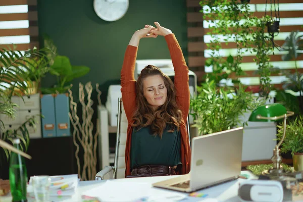 Rahat Modası Yaşında Modern Yeşil Ofiste Dizüstü Bilgisayarı Olan Küçük — Stok fotoğraf