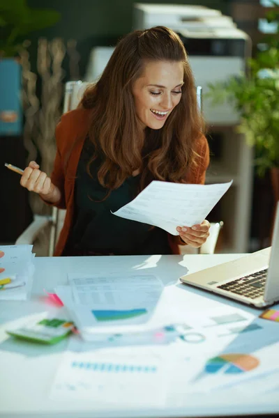 幸せなエレガントな小さなビジネスの所有者の女性でオープン腕は現代の緑のオフィスで文書を扱う喜び — ストック写真
