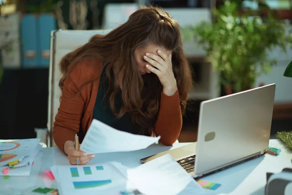 Stressad Modern Medelålders Småföretagare Kvinna Som Arbetar Med Dokument Det — Stockfoto