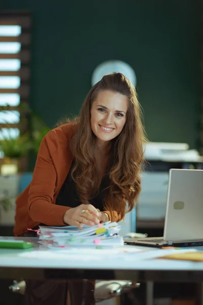 現代の緑のオフィスで文書を扱うラップトップを持つ幸せなエレガントな中小企業の所有者の女性 — ストック写真
