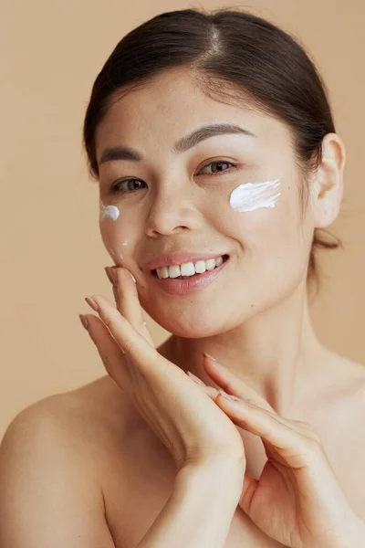 Retrato Mujer Moderna Con Crema Facial Cara Aislada Sobre Fondo — Foto de Stock