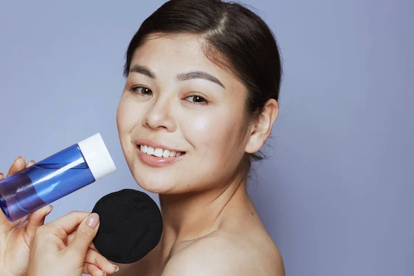Porträtt Ung Asiatisk Kvinna Med Makeup Remover Och Svart Bomull — Stockfoto