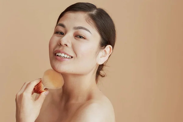 Retrato Mujer Joven Con Cepillo Maquillaje Aislado Sobre Fondo Beige — Foto de Stock