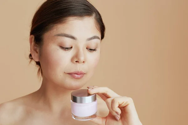 Moderna Mujer Asiática Con Crema Facial Tarro Fondo Beige — Foto de Stock