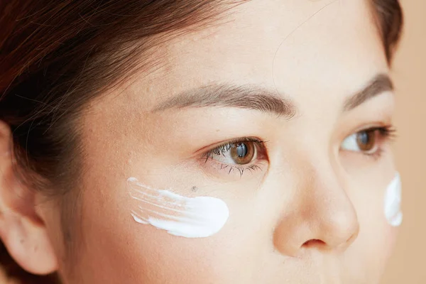 Primer Plano Asiático Hembra Con Facial Crema Cara — Foto de Stock