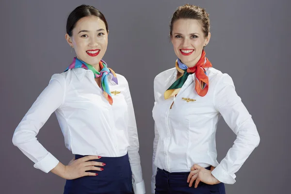 Χαρούμενες Κομψές Γυναικείες Αεροσυνοδούς Μπλε Φούστα Λευκό Πουκάμισο Και Μαντήλι — Φωτογραφία Αρχείου