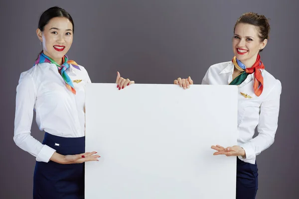 Szczęśliwa Stylowa Stewardessa Kobiety Niebieskiej Spódnicy Biała Koszula Szalik Pustym — Zdjęcie stockowe