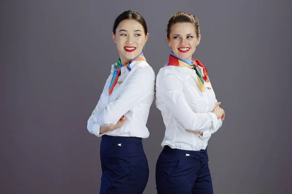 Lächelnd Stilvolle Stewardess Blauem Rock Weißem Hemd Und Schal Vor — Stockfoto