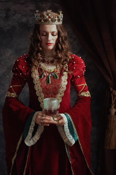 Middeleeuwse Koningin Rode Jurk Met Beker Kroon Donkergrijze Achtergrond — Stockfoto