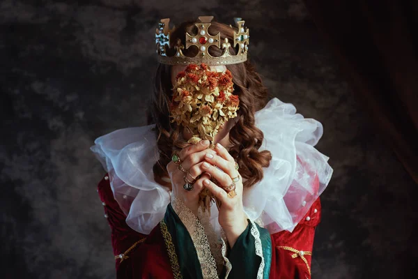 中古时代女王的衣服 红色衣服 有干花 白领和深灰色背景的皇冠 — 图库照片