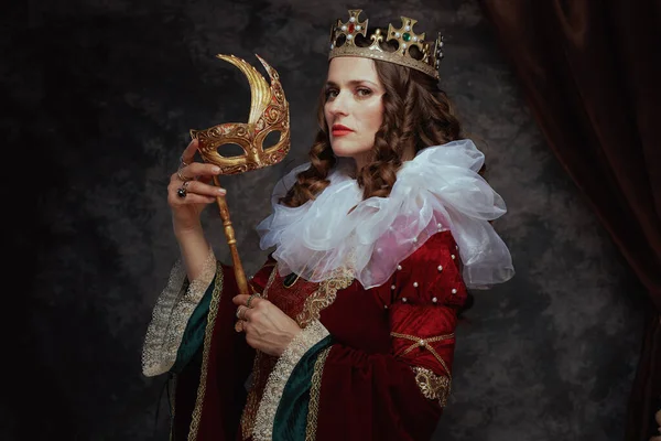 Średniowieczna Królowa Czerwonej Sukience Wenecką Maską Białym Kołnierzem Koroną Ciemnoszarym — Zdjęcie stockowe