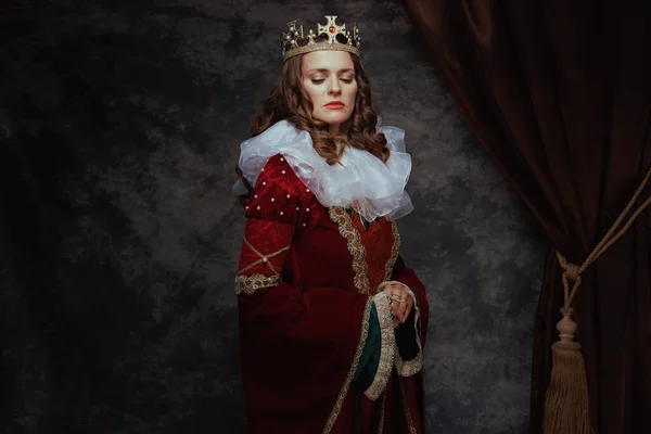 Reina Medieval Vestido Rojo Con Cuello Blanco Corona Sobre Fondo — Foto de Stock