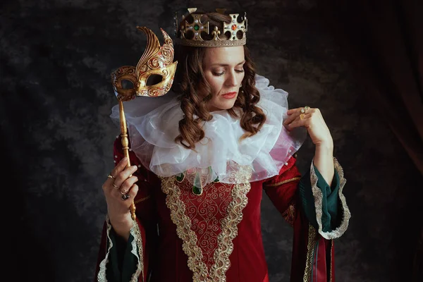 Mittelalterliche Königin Rotem Kleid Mit Venezianischer Maske Weißem Kragen Und — Stockfoto