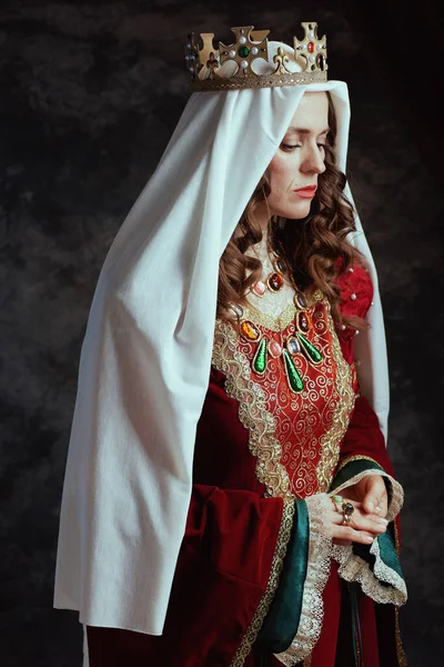 Středověká Královna Červených Šatech Závojem Korunou Tmavě Šedém Pozadí — Stock fotografie