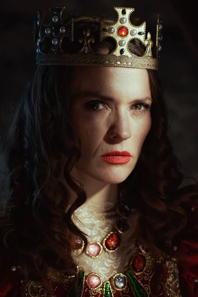 Koyu Gri Arka Planda Taçlı Kırmızı Elbiseli Ortaçağ Kraliçesi — Stok fotoğraf
