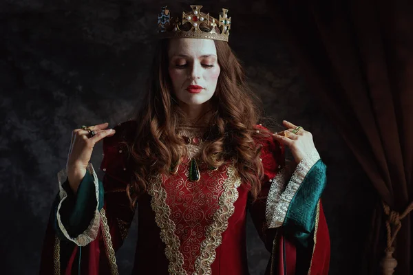Średniowieczna Królowa Czerwonej Sukience Białym Makijażem Koroną Ciemnoszarym Tle — Zdjęcie stockowe