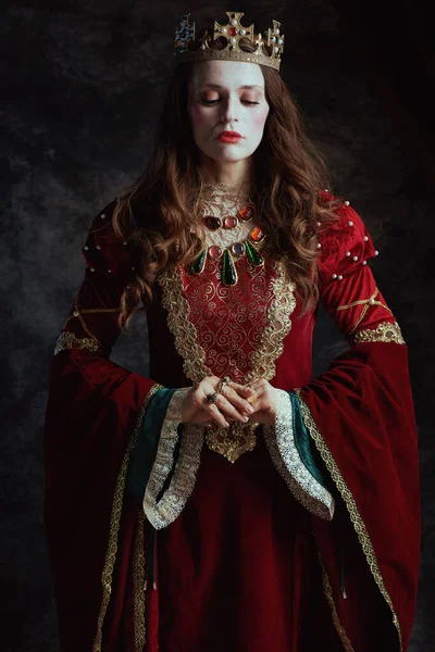 Средневековая Королева Красном Платье Белым Макияжем Короной Темно Сером Фоне — стоковое фото