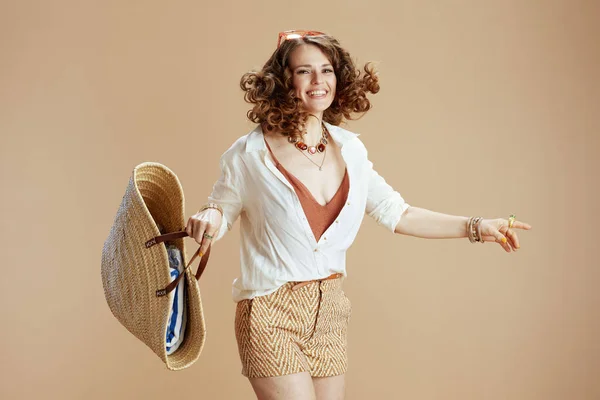 Strandurlaub Glücklich Moderne Jährige Frau Weißer Bluse Und Kurzen Hosen — Stockfoto