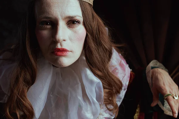 恐怖的中世纪女王 穿着红色衣服 深灰色背景 — 图库照片